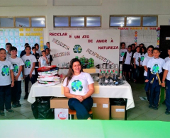 Como encerramento do projeto “Reciclar é um ato de amor à natureza” – parceria com o Sicredi, 24 alunos do 4º A da Escola Municipal Antônio Gr...