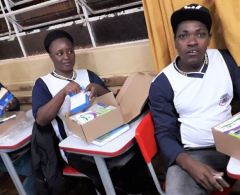Além dos alunos do Ensino Fundamental e Pré-escola, a Secretaria de Educação realizou também a entrega dos novos kits de materiais escolares aos al...