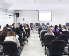 O assessor pedagógico do SICREDI Agroempresarial, Cássio Marcelo Mochi, fez a apresentação para diretoras e professoras da Rede Municipal de Ensino...
