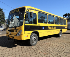 A Prefeitura de Arapongas, através da Secretaria Municipal de Educação, recebeu nesta segunda-feira (08) um novo ônibus escolar (Volkswagen 15.190 O...