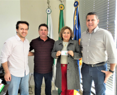 O prefeito de Arapongas, Sérgio Onofre, acompanhado do secretário de Saúde, Moacir Paludetto Júnior, e do vereador Miguel ...