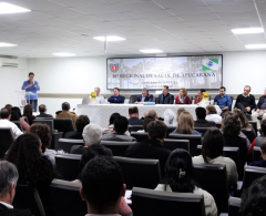 O prefeito de Arapongas, Sérgio Onofre, participou nesta quarta-feira (10) da aula inaugural do curso de especialização em Saúde Pública, ofertado ...