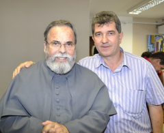 Vice-prefeito e Padre Antônio Maria durante a visita no gabinete