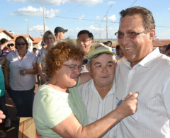 Casal Pedro e Ana Rosanelli agradece ao prefeito pela conquista da casa própria 