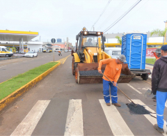Avenida Arapongas recebe manutenção da malha viária