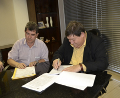 Prefeito ao lado do vice Pedro Paulo Bazana, assina escritura de compra
