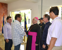 Autoridades recepcionam Bispo Dom Celso 