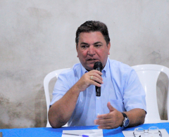 Prefeito Sérgio Onofre durante reunião em Aricanduva.