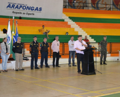 Autoridades presentes em momento de discurso do prefeito que preside a Junta Militar 