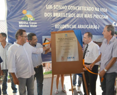 Autoridades municipais e da CAIXA descerram placa inaugural do Araucárias I 