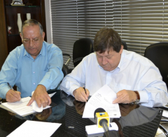 O secretário e o prefeito assinam o decreto durante o ato documental