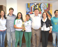 Atletas campeãs do Badminton, Giovana e Rafaela e membros da diretoria de esportes