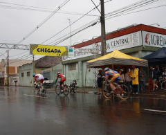 A chuva exigiu mais da performance individual dos ciclistas