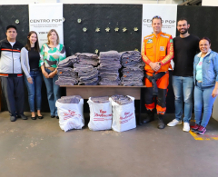 Centro Pop recebe doação de 52 cobertores por meio da Defesa Civil.