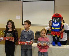 Os alunos premiados pelo concurso junto ao mascote Recicladão