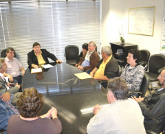Compra do terreno para expansão industrial reúne proprietários no gabinete do prefeito