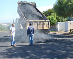 Secretário de Obras acompanha início de recuperação de ruas no Padre Chico 