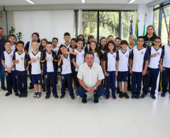 O prefeito de Arapongas, Sérgio Onofre, recebeu na manhã desta quinta-feira, 25, os alunos do 4º ano da Escola Municipal Padre Germano Mayer, da regi...