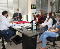 Nesta quarta-feira (10), o prefeito de Arapongas, Sérgio Onofre, esteve reunido com a chefe Núcleo Regional de Educação (NRE) – sede Apucarana, Cr...