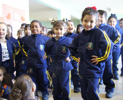 A Prefeitura de Arapongas já adquiriu os uniformes e kits escolares para este ano. Segundo a Secretaria Municipal de Educaç...
