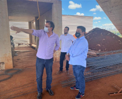 O prefeito Sérgio Onofre e o deputado federal Filipe Barros (PSL-PR) visitaram nesta quarta-feira (02) as obras do novo Pronto Socorro do Honpar. Com i...