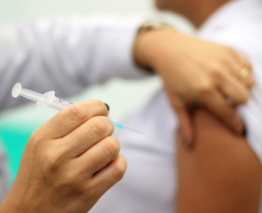 A Prefeitura Municipal de Arapongas, por meio da Secretaria de Saúde inicia nesta segunda-feira, 01, a vacinação contra a Covid-19 aos idosos acima d...