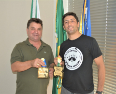O prefeito de Arapongas, Sérgio Onofre, recebeu a visita do atleta araponguense Willian Ribeiro Lemes, 37, que conquistou a 1ª colocação no Campeon...