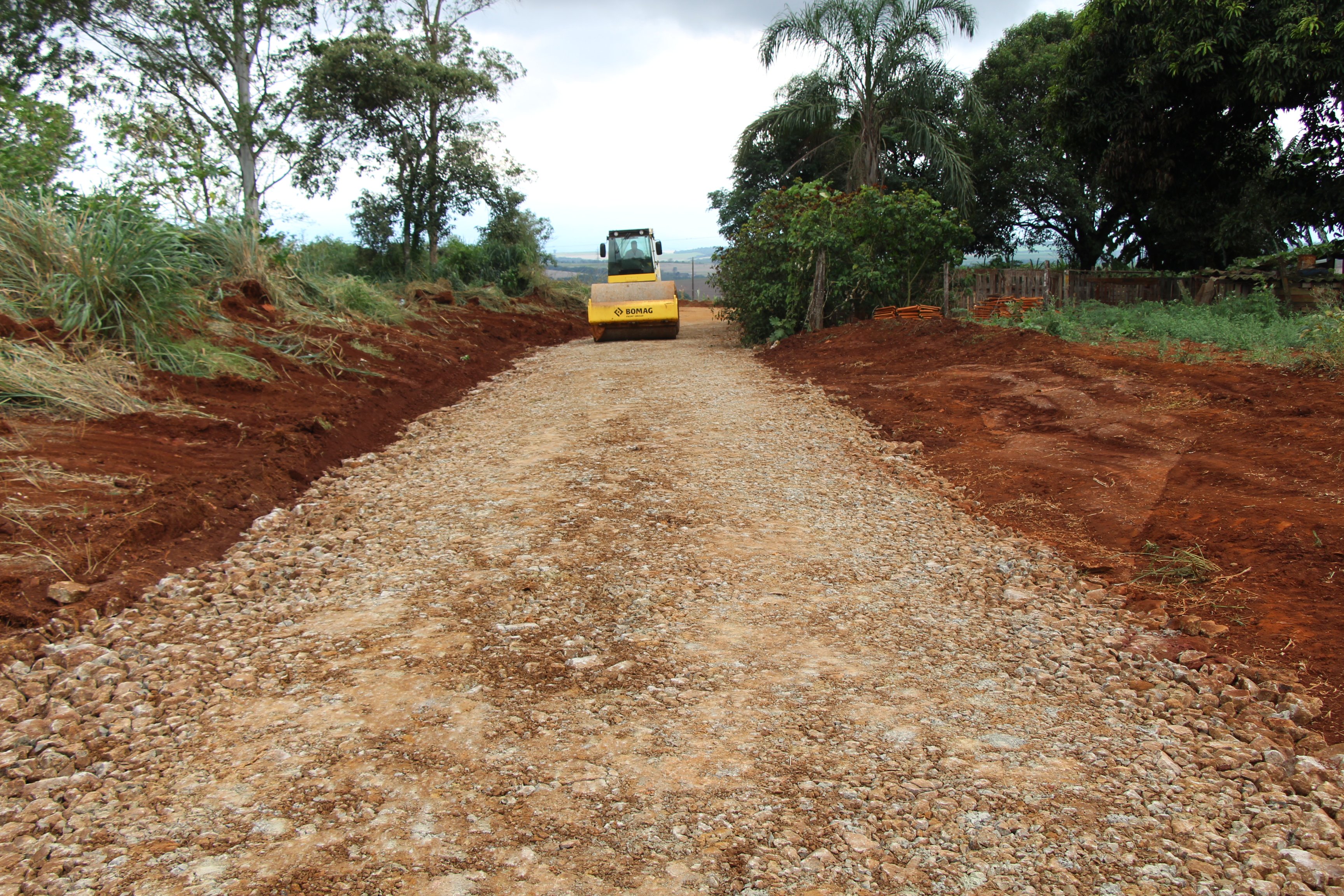 Prefeitura realiza trabalhos de cascalhamento em estradas rurais
