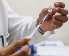 A Prefeitura de Arapongas, por meio da Secretaria de Saúde, inicia a partir desta terça-feira, 26, a campanha de vacinação contra a Influenza (gripe...