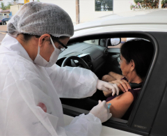 A Prefeitura de Arapongas, por meio da Secretaria de Saúde realiza nesta sexta-feira (03) a vacinação no sistema de “drive thru” - em que não ...