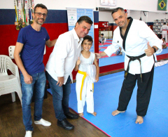 Prefeito Sérgio Onofre participa de entrega de novos uniformes de Taekwondo.