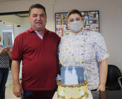 Prefeito recebe bolo comemorativo dos 74 anos de Arapongas