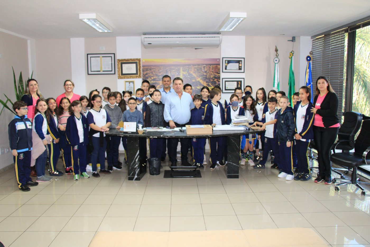Alunos da Escola Municipal Professora Antonica encerram atividade Interdisciplinar com visita ao prefeito