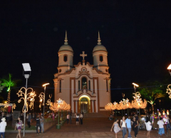 Praça do Santuário, palco de apresentações e presépio montado no coreto 