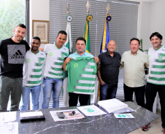 Prefeito Sérgio Onofre é presenteado com nova camisa do Arapongão.