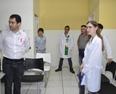 Secretário apresentando a médica aos colegas da Unidade Básica de Saúde