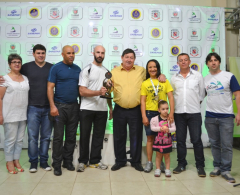 Claudine Magalhães, araponguense -ouro no Kickboxing, junto ao prefeito e autoridades