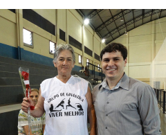 O Secretário de Esporte Ricardo Gonçalves ao lado de dona Laura de Oliveira Domiciano