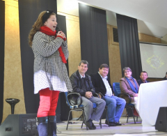 A cantora mirim e apresentadora de programa de TV Catarina, participou da abertura