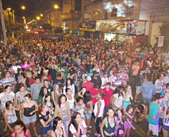 Público lota Avenida Arapongas no Carnaval 2014