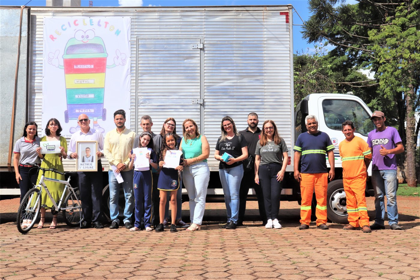 Desenhos de alunos premiados em Concurso estampam caminhões da Coleta Seletiva