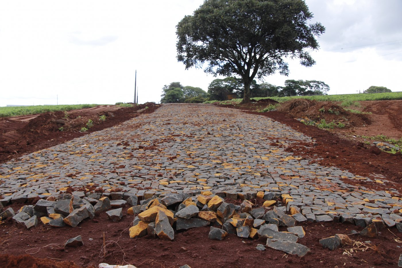 Iniciada pavimentação com pedras irregulares na Estrada Bandeirantes