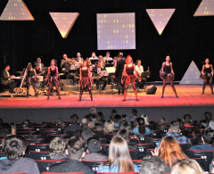 Público acompanha apresentação teatral no Cine Teatro Mauá