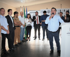 Prefeito e demais autoridades durante inauguração da Delegacia da Mulher de Arapongas