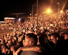 Público lota arquibancadas do Parque das Nações durante teatro.