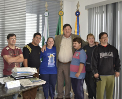 Gabinete do prefeito recebe a visita dos alunos do projeto Bem Vindo