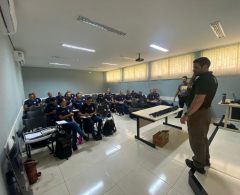 Novos guardas municipais passam por instrução de armamento em Londrina