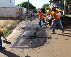 Codar realiza manutenção asfáltica em bairros de Arapongas