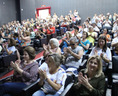 Público acompanha solenidade no Teatro Vianinha