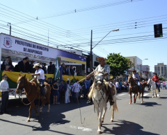 Cavalgada fechou o desfile com grande participação dos moradores